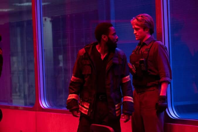 John David Washington e Robert Pattinson em cena de Tenet