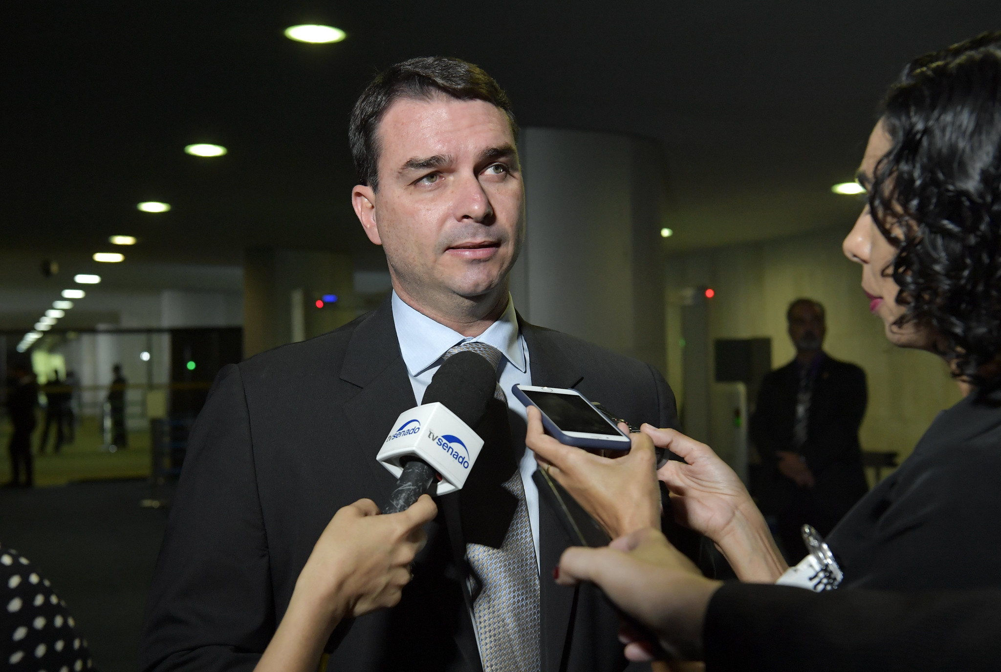 O senador Flávio Bolsonaro concede entrevistas em Brasília