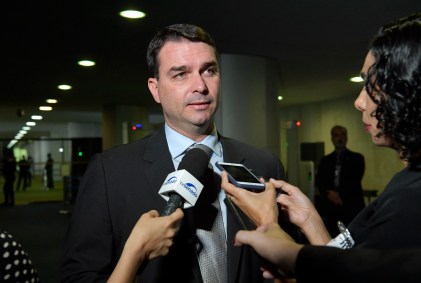 O senador Flávio Bolsonaro concede entrevistas em Brasília