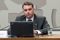 Troca de mensagens entre Flávio e Vorcaro domina redes, aponta Nexus