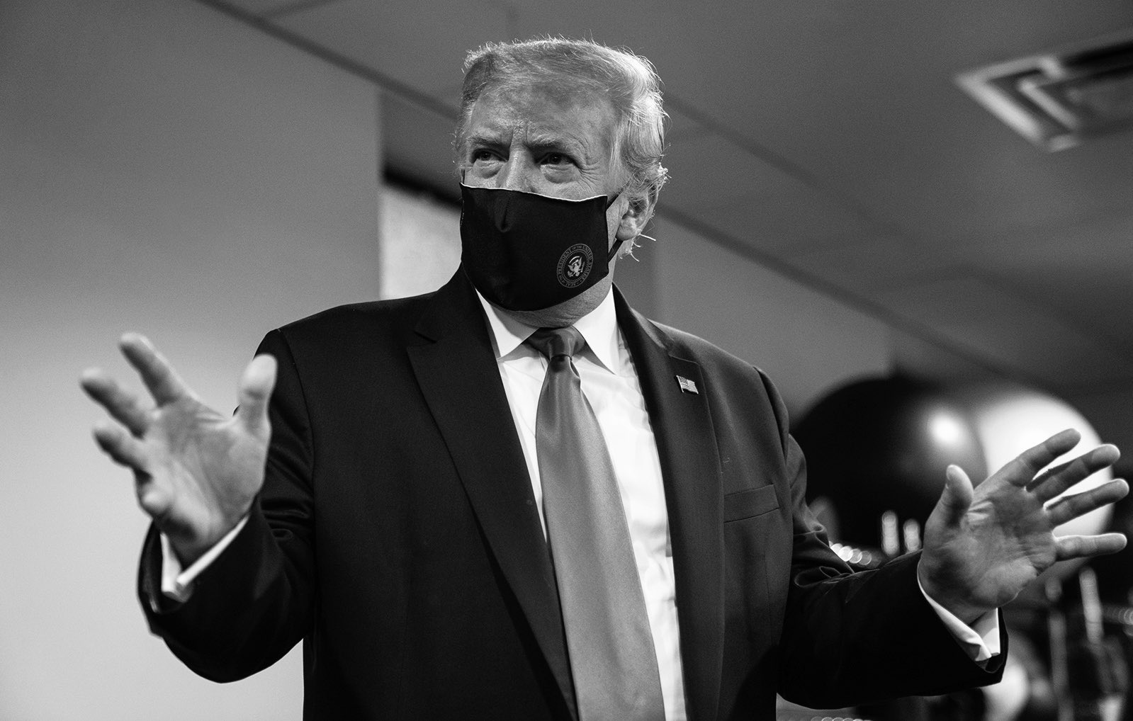 Donald Trump, presidente dos Estados Unidos, usa máscara