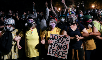 Prefeito de Portland é atingido por gás lacrimogêneo em noite de protestos