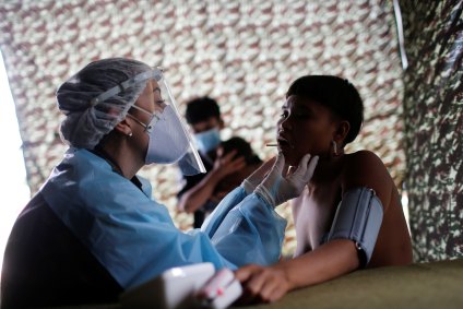 Médica das Forças Armadas examina mulher Yanomami em Alto Alegre, em Roraima