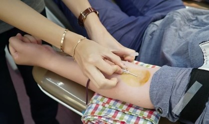 Leandro Narloch e Lia Bock debatem doação de sangue por homossexuais