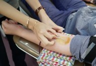 EUA podem afrouxar regras para doação de sangue de homens gays e bissexuais