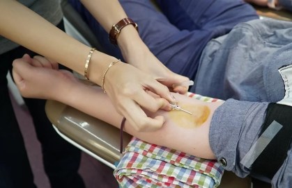 Pessoa é atendida após doação de sangue