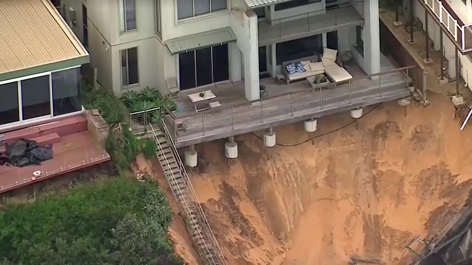 Casas tiveram os quintais engolidos pela água e varandas desabaram parcialmente