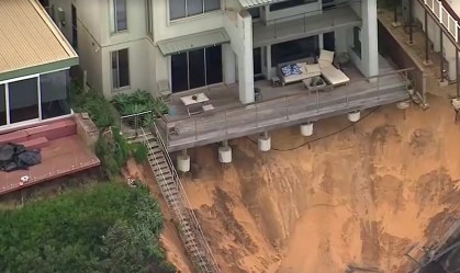 Moradores saem de casa enquanto mansões despencam em mar da Austrália