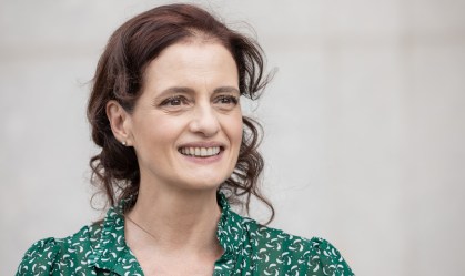 'A arte é uma atividade essencial', afirma a atriz Denise Fraga