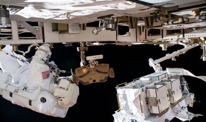 Astronautas dos EUA fazem 300ª caminhada espacial durante manutenção da ISS