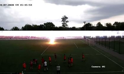 Vídeo mostra momento em que jovem jogador russo é atingido por raio em campo