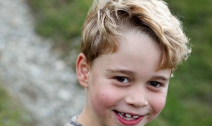 Príncipe britânico George faz 7 anos e pais divulgam novas fotos