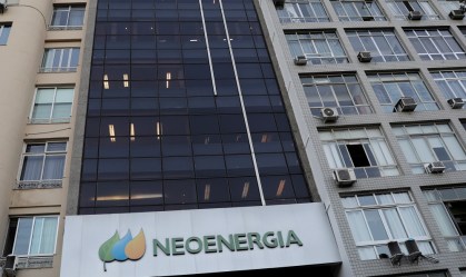 Neoenergia tem lucro líquido de R$ 852 mi no 4º tri; queda anual de 12%