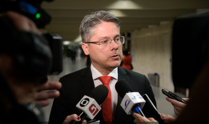 Com Alessandro Vieira, Brasil passa a ter três senadores internados com Covid-19