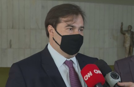 O presidente da Câmara, Rodrigo Maia (DEM-RJ), fala à imprensa 