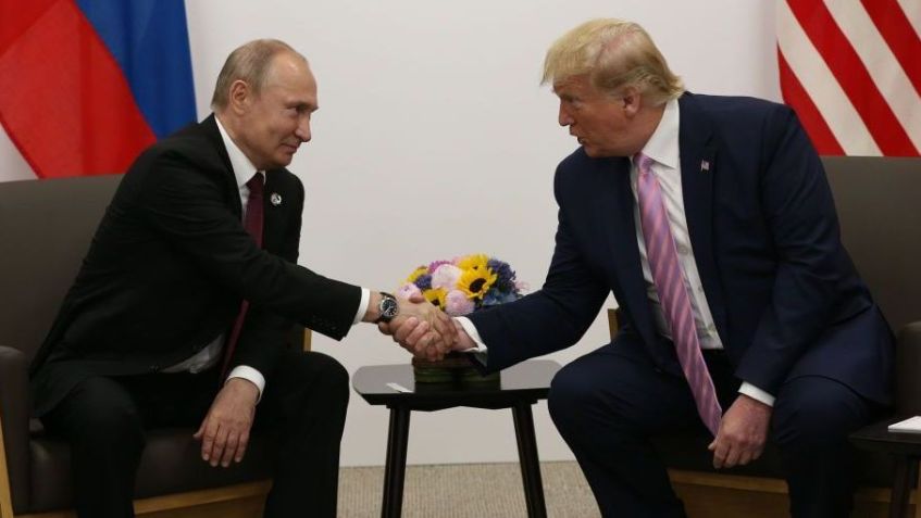 O então presidente dos EUA, Donald Trump, e Putin se reuniram no encontro do G20, em Osaka, no Japão, em junho de 2019 • Getty Images