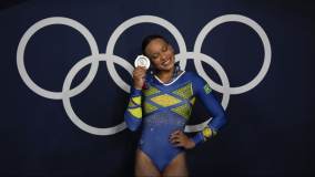 A brasileira Rebeca Andrade conquistou a prata na ginástica artística individual geral; veja como foi a apresentação dela em cada um dos aparelhos