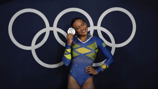 A brasileira Rebeca Andrade conquistou a prata na ginástica artística individual geral; veja como foi a apresentação dela em cada um dos aparelhos