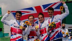 Time britânico conquistou a medalha de ouro no triatlo, no revezamento misto, neste sábado (31) (31/07/2021)