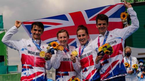 Time britânico conquistou a medalha de ouro no triatlo, no revezamento misto, neste sábado (31) (31/07/2021)