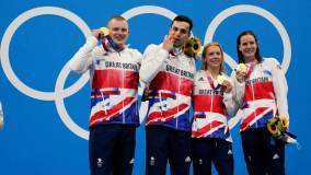 Britânicos Kathleen Dawson, Adam Peaty, James Guy e Anna Hopkin levaram o ouro no 4x100 medley misto (31/07/2021)