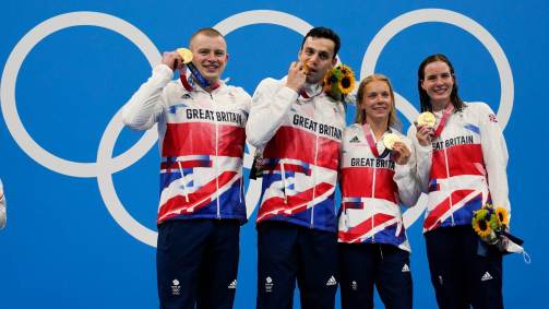 Britânicos Kathleen Dawson, Adam Peaty, James Guy e Anna Hopkin levaram o ouro no 4x100 medley misto (31/07/2021)