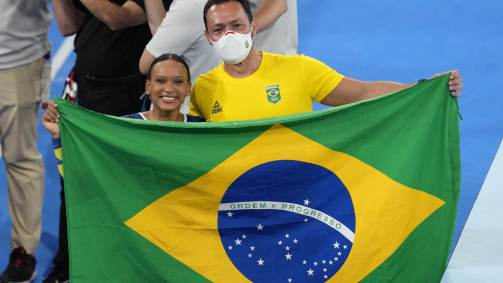 No fim, ela pegou a bandeira do Brasil para uma foto com Francisco Porath Neto, seu técnico na seleção