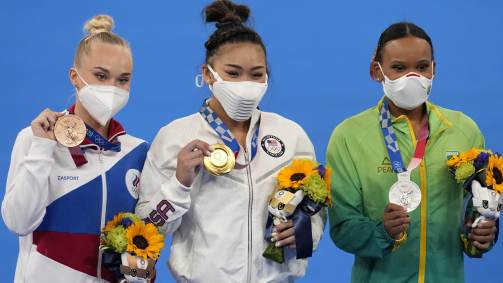 Além da brasileira, o pódio ficou completo com a norte-americana Sunisa Lee (centro) e a russa Angelina Melnikova (à esquerda)