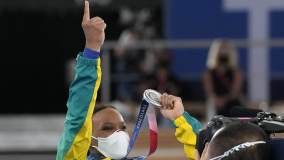 Rebeca comemorou muito ao se consagrar a primeira ginasta mulher brasileira a subir no pódio olímpico