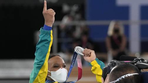 Rebeca comemorou muito ao se consagrar a primeira ginasta mulher brasileira a subir no pódio olímpico