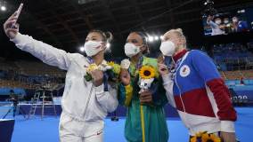 Ela também fez história ao ser a primeira atleta, entre mulheres e homens, a ganhar uma medalha na tradicional prova do individual geral