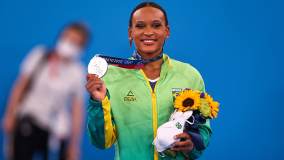 Agora, a brasileira ainda tentará mais dois pódios, nas finais do salto e do solo