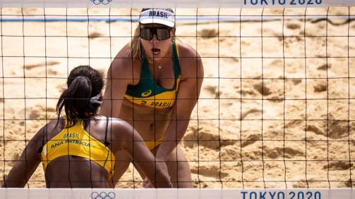 Brasileiras Ana Patrícia e Rebeca perderam por 2 sets a 1 para as americanas Kelly Claes e Sarah Sponcil, mas se classificram para as oitavas de final das Olimpíadas (31/07/2021)