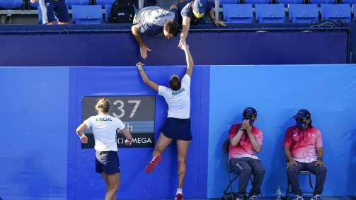Depois da conquista do bronze, Luisa cumprimenta seus treinadores que acompanhavam o jogo da arquibancada