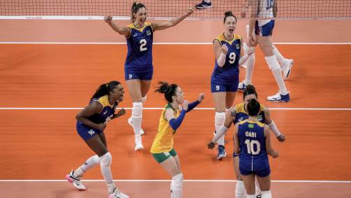 Jogadoras brasileiras comemoram ponto na vitória de 3 a 1 sobre a sérvia; seleção assumiu liderança do grupo no vôlei feminino