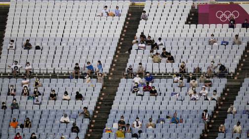 Dezenas de torcedores acompanham o jogo entre Espanha e Costa do Marfim em Rifu