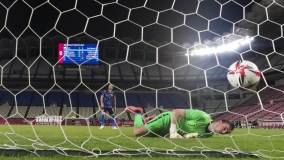 Michael Woud, da Nova Zelândia, não conseguiu defender o penalti batido por Maya Yoshida – e que classificou o Japão