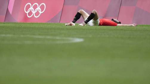 Akram Tawfik, do Egito, desaba em campo após eliminação para o brasil nas quartas de final