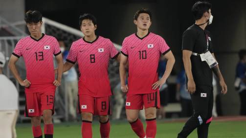 Decepção dos sul-coreanos Kim Jinya, Lee Kangin e Lee Donggyeong após goleada sofrida diante dos mexicanos