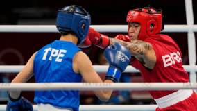 Candidata ao ouro em Tóquio, a pugilista Beatriz Ferreira (D), estreia com vitória fácil nos Jogos