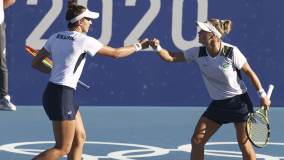 No segundo set, elas equilibraram o jogo, quebraram o saque das russas no primeiro game e se mantiveram na frente