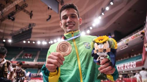 Daniel Cargnin comemora a medalha de bronze na categoria até 66kg do judô nas Olimpíadas 2020