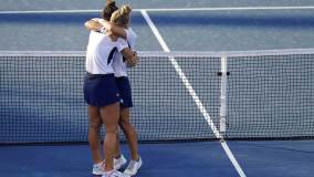 Luisa Stefani (E) abraça Laura Pigossi depois de derrotarem dupla russa e conquistarem o bronze no tênis