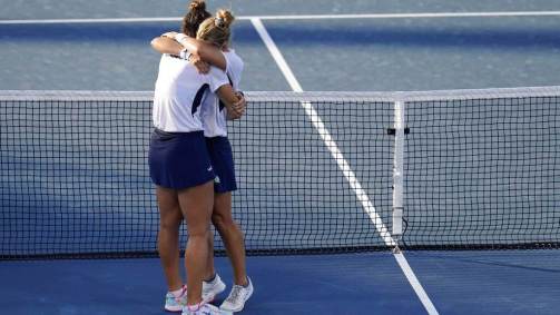 Luisa Stefani (E) abraça Laura Pigossi depois de derrotarem dupla russa e conquistarem o bronze no tênis