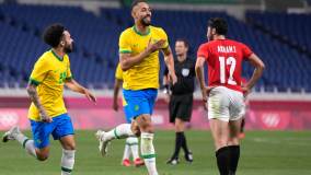Matheus Cunha bate no peito e comemora gol do Brasil, o da vitória de 1 a 0, contra Egito no futebol masculino