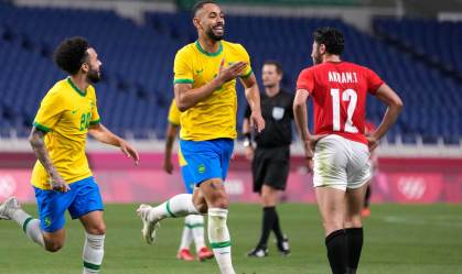 Atacante da Seleção joga nas ruas valendo refrigerante; veja vídeo