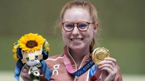 Nina Christen (Suíça) levou o ouro na prova de tiro com carabina três posições (50m)