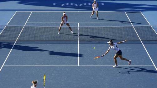 Luisa Stefani e Laura Pigossi começaram disputa pelo bronze atrás depois de perderem primeiro set por 6/4 para russas Elena Vesnina e Veronika Kudermetova