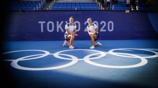 Luisa e Laura posam na quadra após o resultado histórico nas Olimpíadas