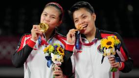 Greysia Polii (à esquerda) e Apriyani Rahayu foram as campeãs nas duplas femininas do badminton (02/08/2021)